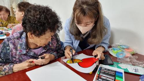 그림 그리기 활동에 참여하는 어르신